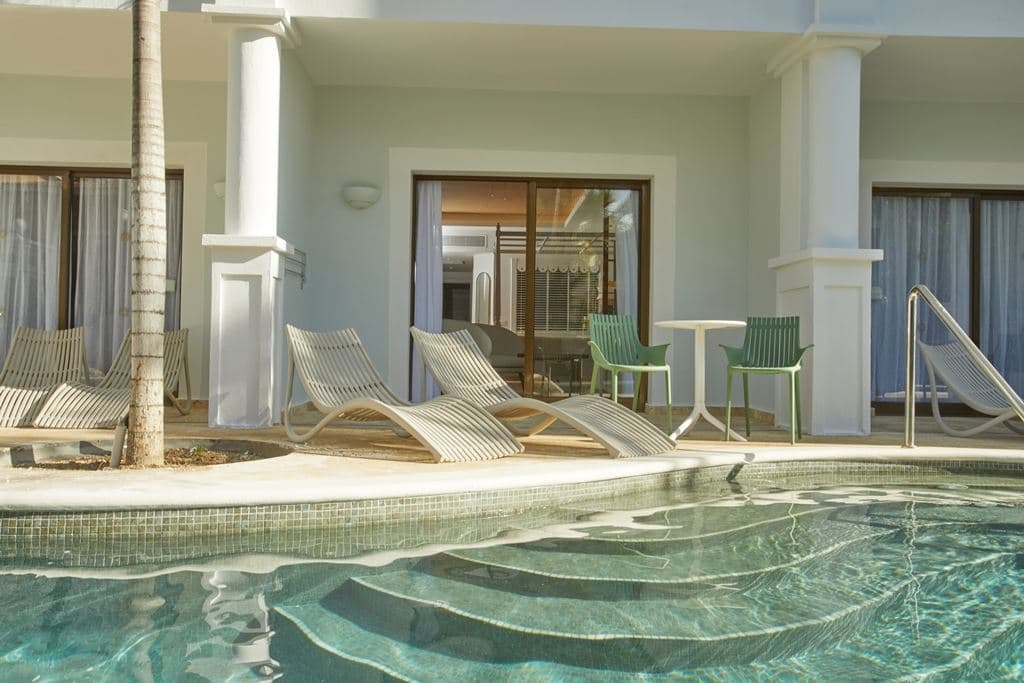rooms-junior-suite-deluxe-swim-up