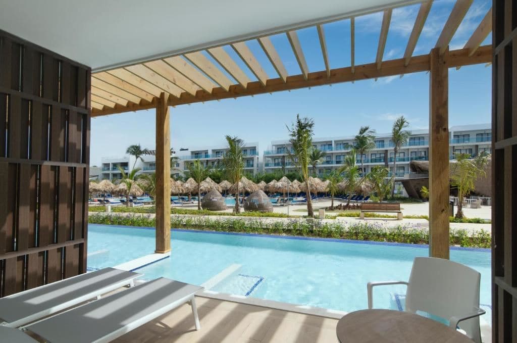 rooms-junior-suite-swim-out-pool-view