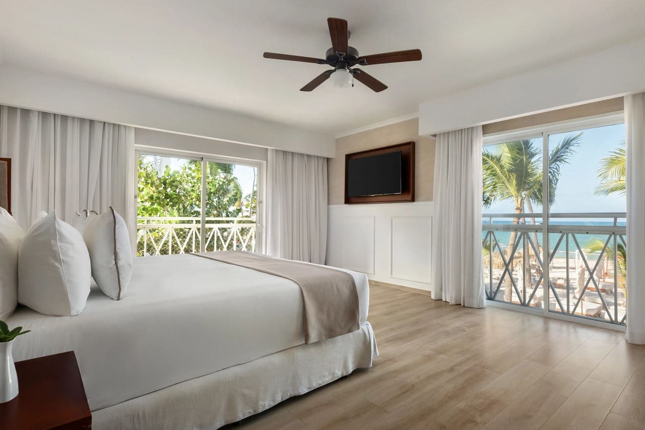 rooms-sun-club-honeymoon-suite--ocean-front--adults-only-18+