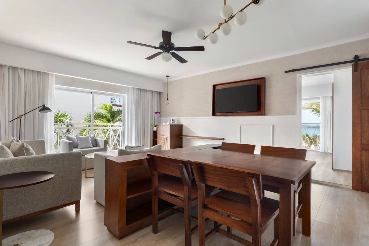 rooms-sun-club-honeymoon-suite--ocean-front--adults-only-18+