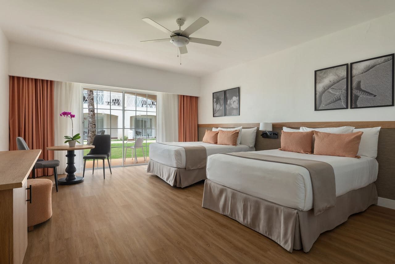 rooms-deluxe-pool-view