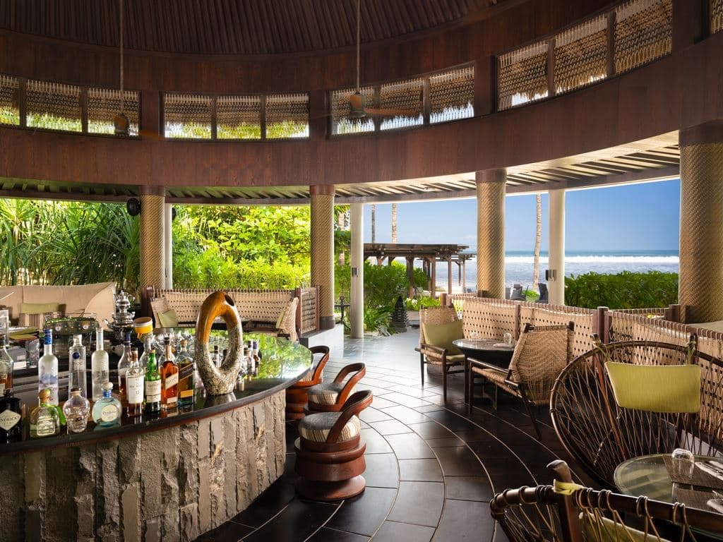 restaurants-breezes-tapas-lounge-and-bar