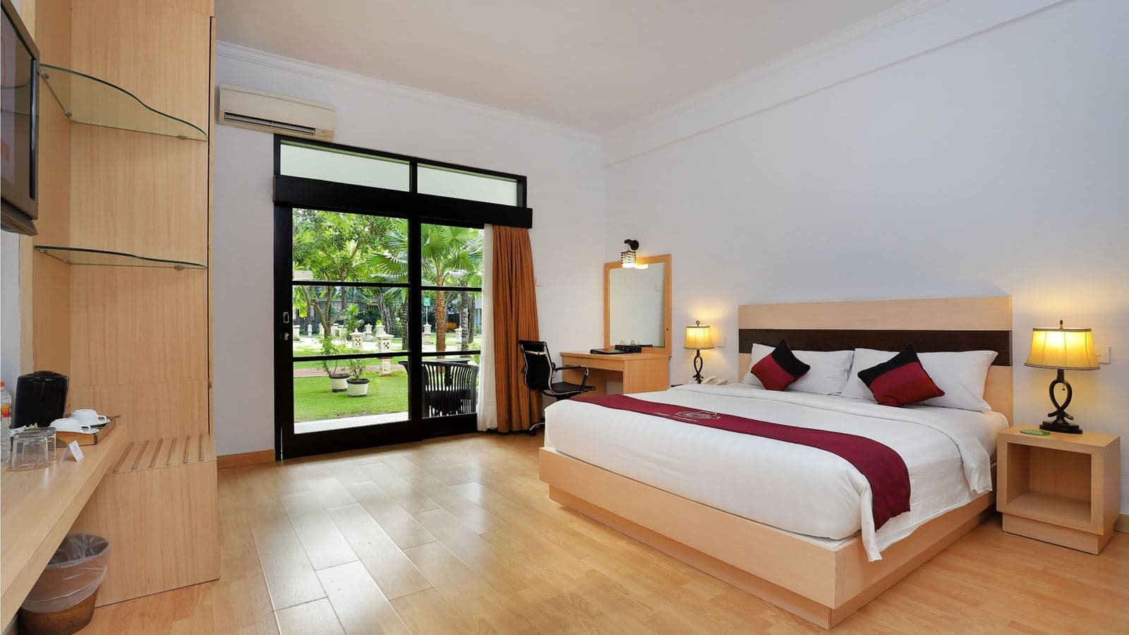 rooms-deluxe-room