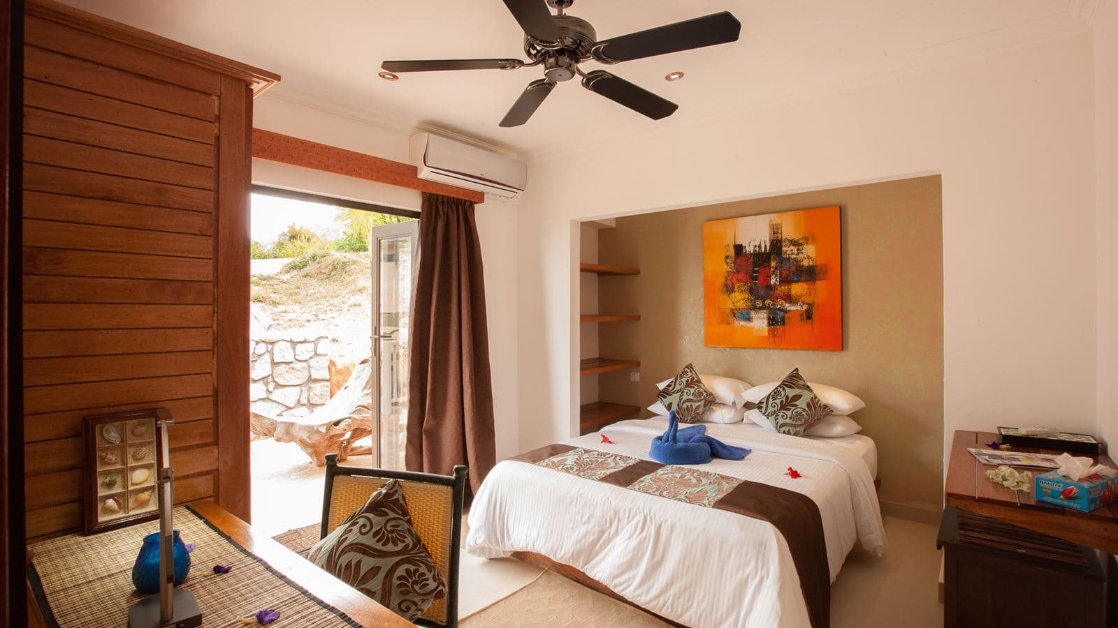 rooms-tree-bedroom-hillside-maison-villa