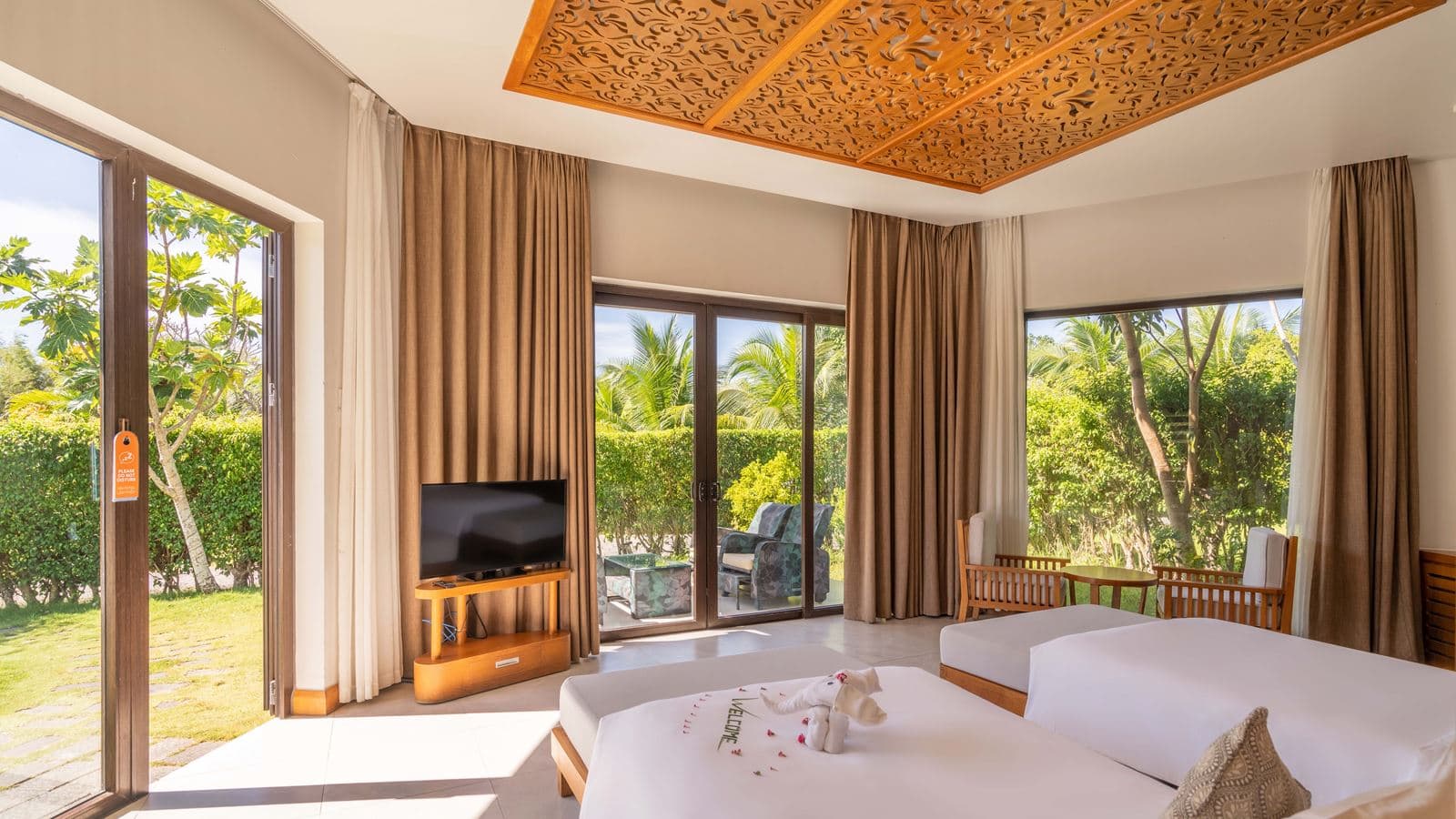 rooms-luxury-villa-poolside-with-terrace