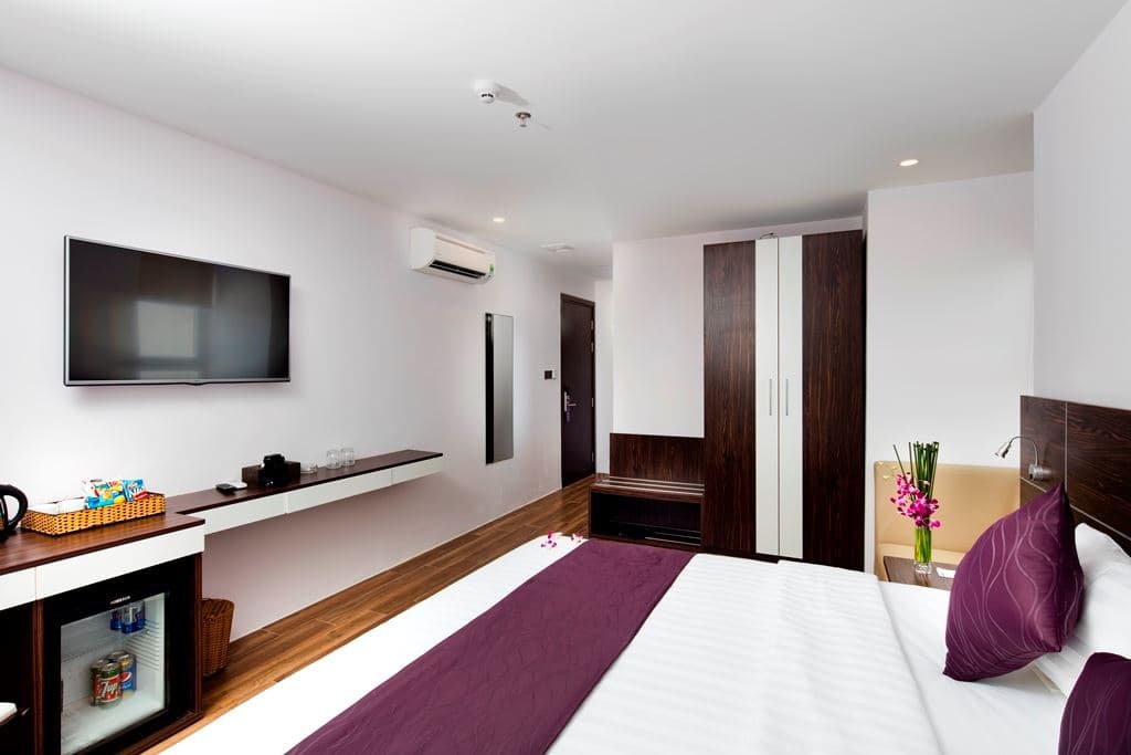 rooms-deluxe-city-view-balcony
