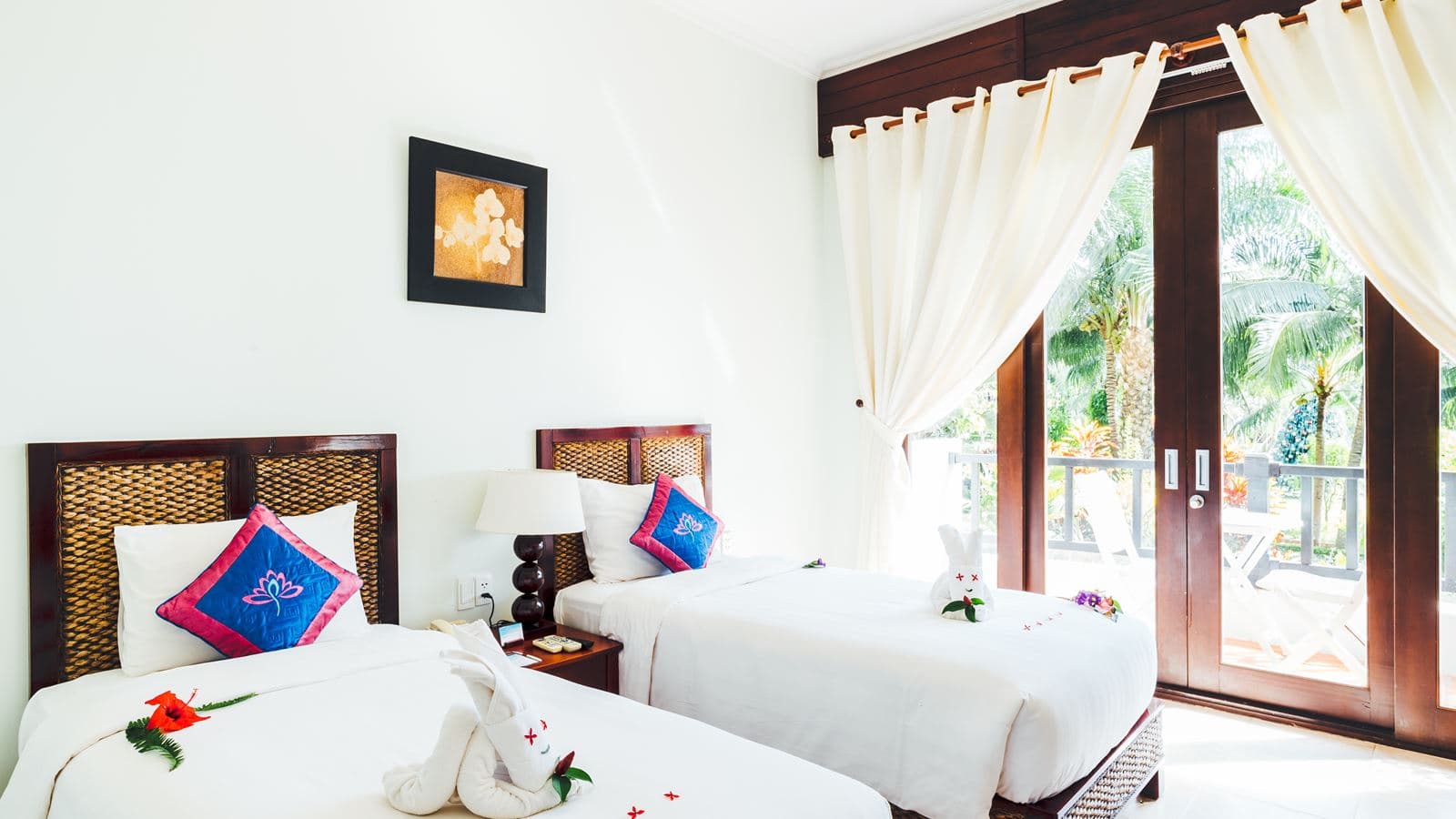 rooms-deluxe-garden-view-balcony
