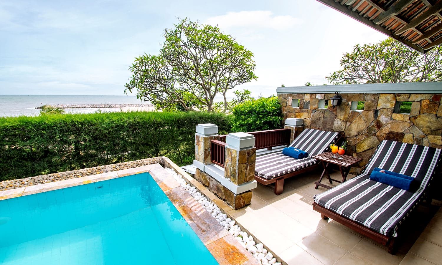 rooms-pool-villa-beach-front