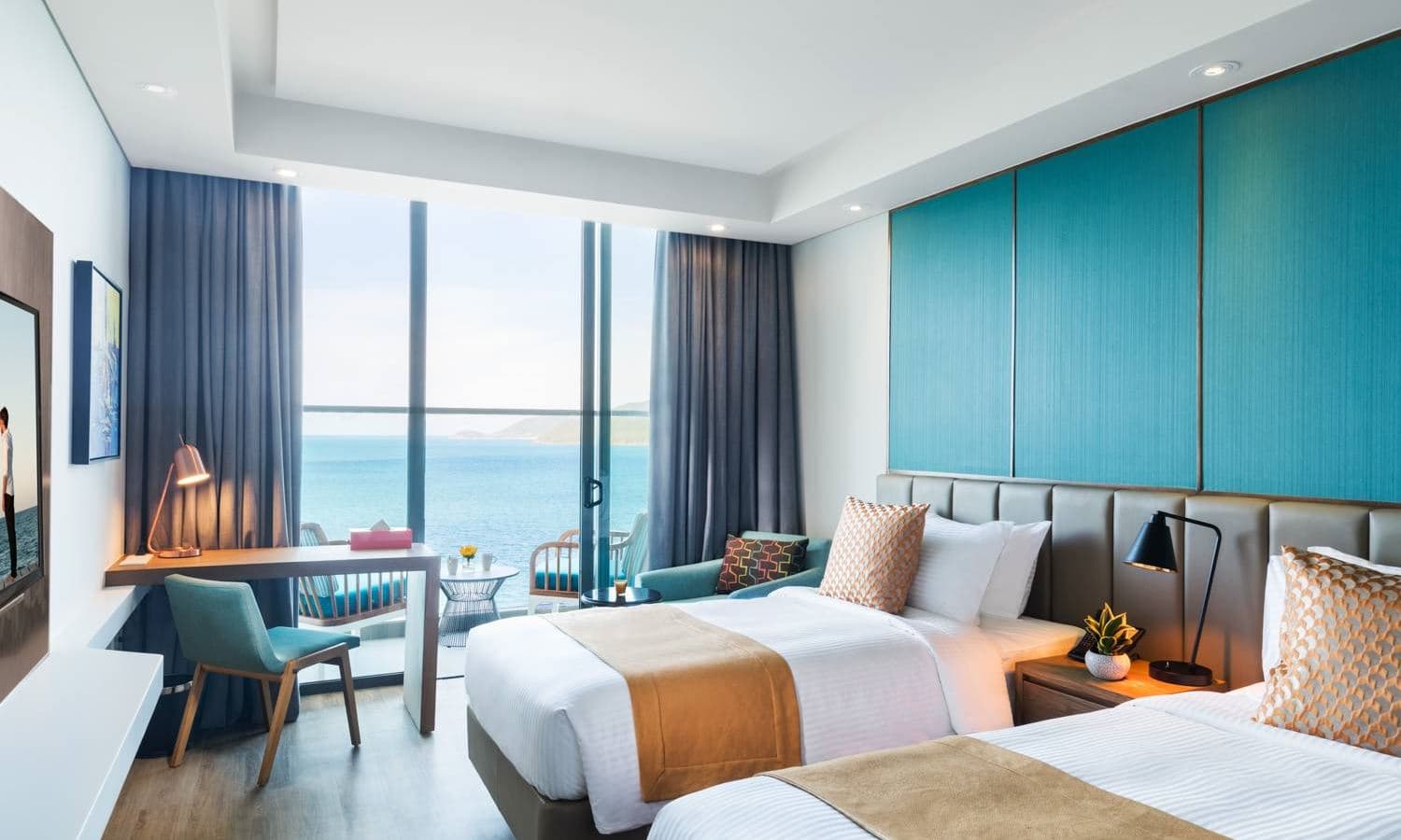 rooms-deluxe-twin-city-and-partial-ocean-view-no-extra-bed