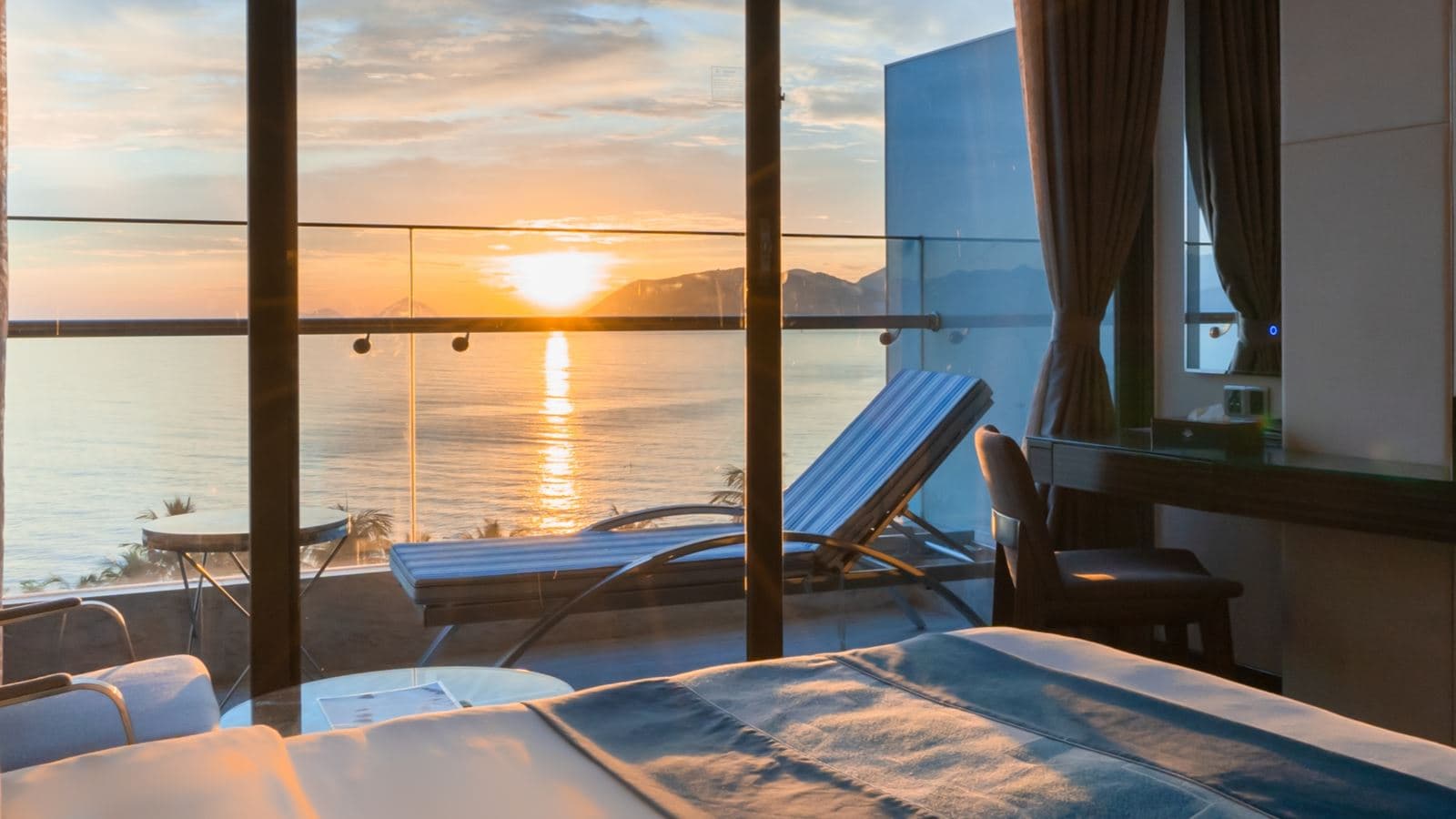 rooms-premier-balcony-ocean-view