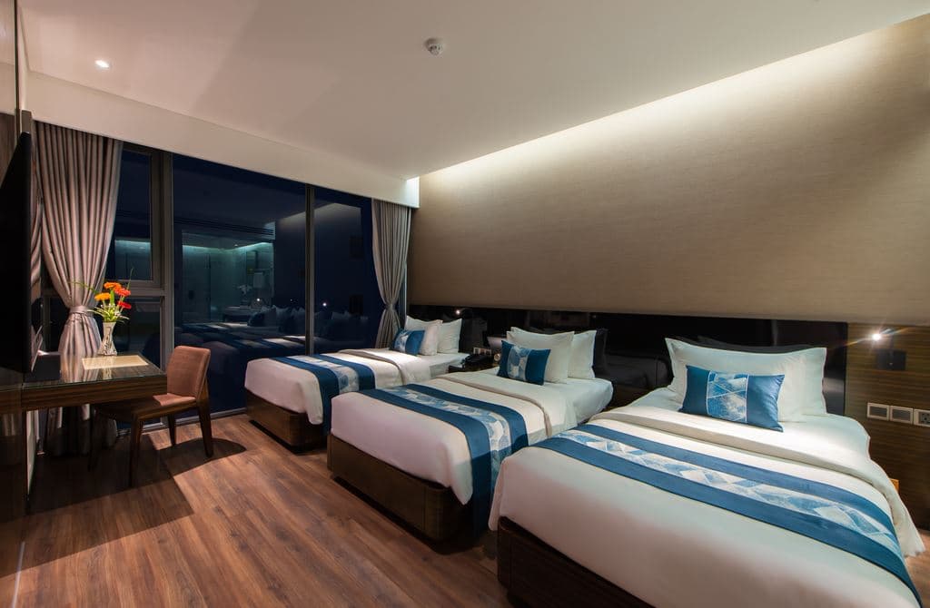 rooms-triple-suite-partial-sea-view-with-balcony