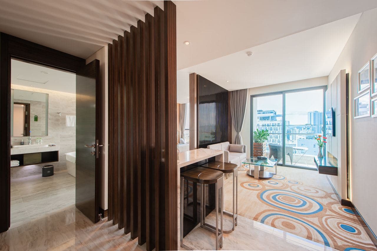 rooms-grand-suite-sea-view-balcony