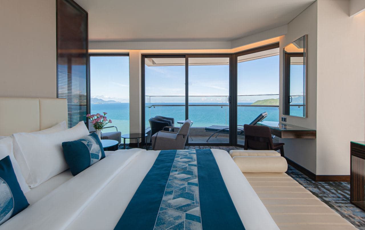 rooms-queen-ann-suite-ocean-view-balcony