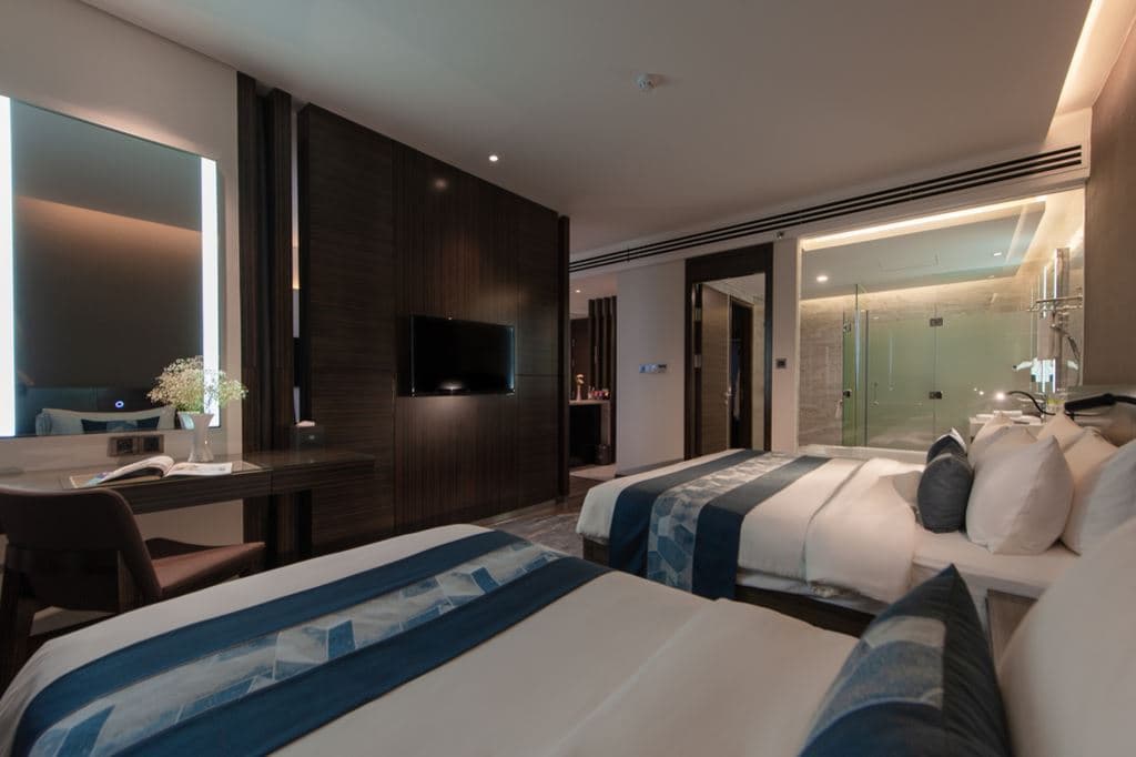 rooms-triple-suite-sea-view-with-balcony