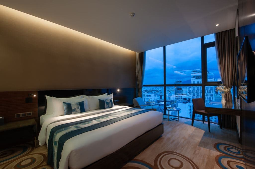 rooms-grand-suite-sea-view-balcony