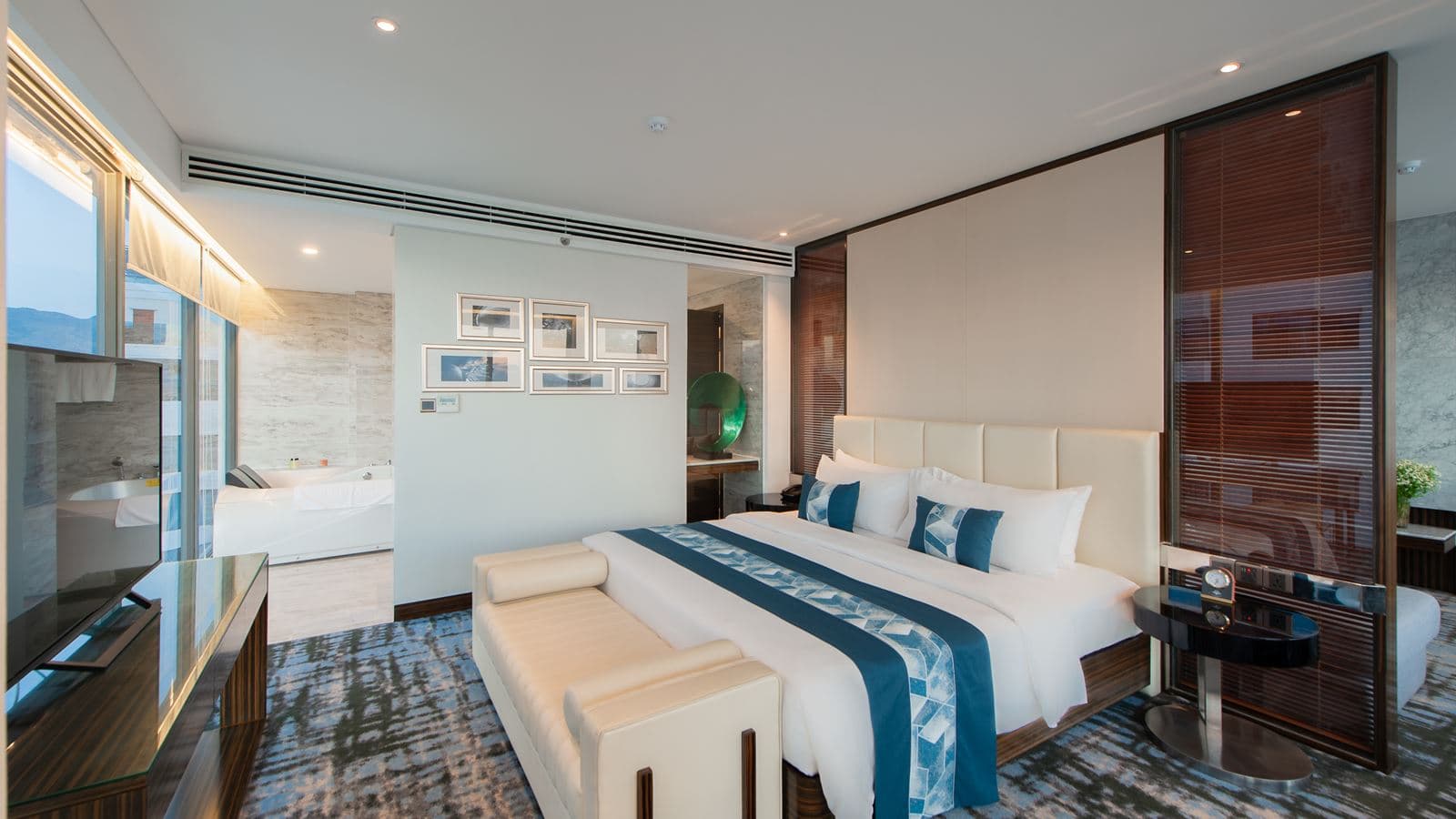 rooms-queen-ann-suite-ocean-view-balcony