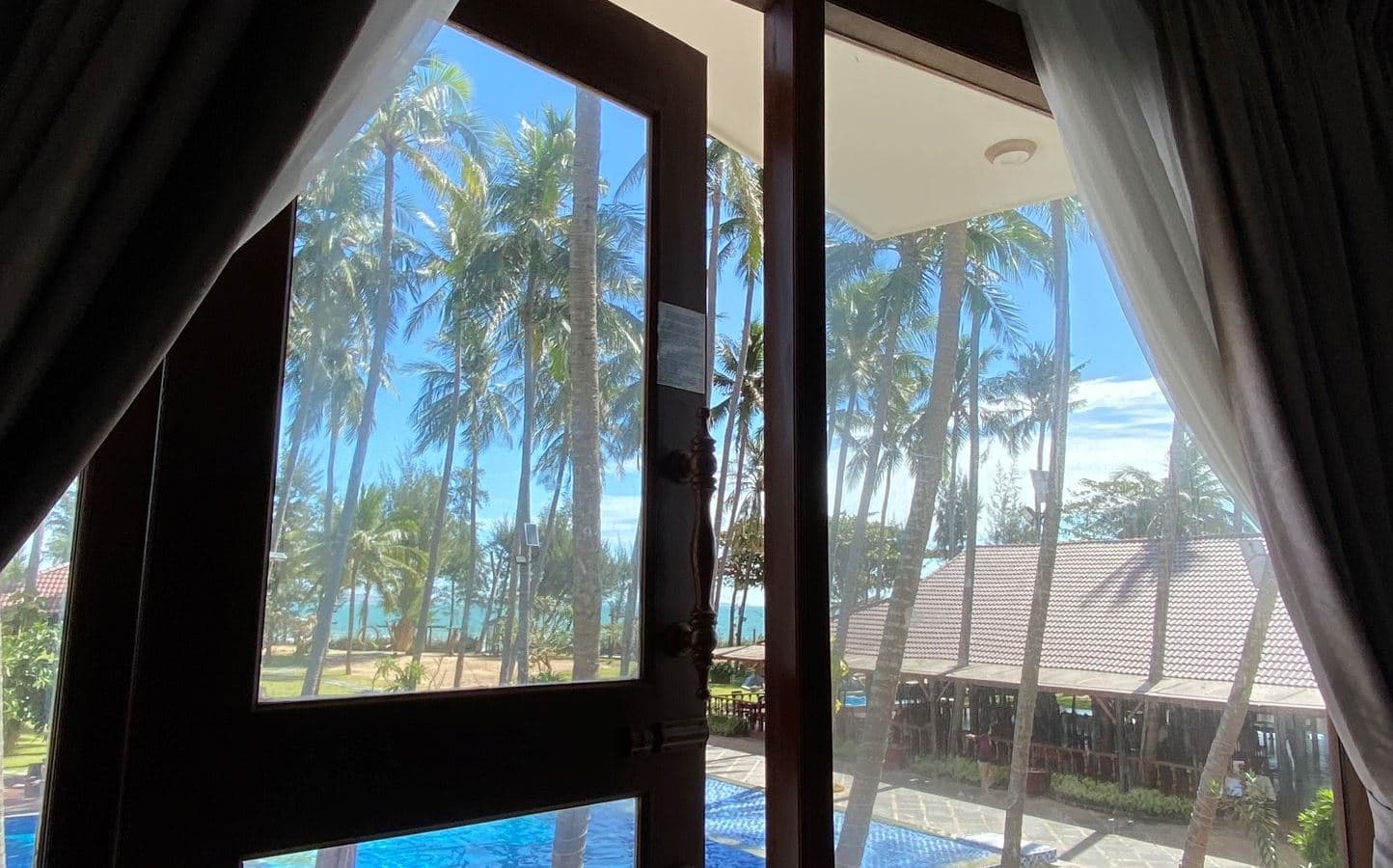 rooms-room-superior-pool-view-with-window