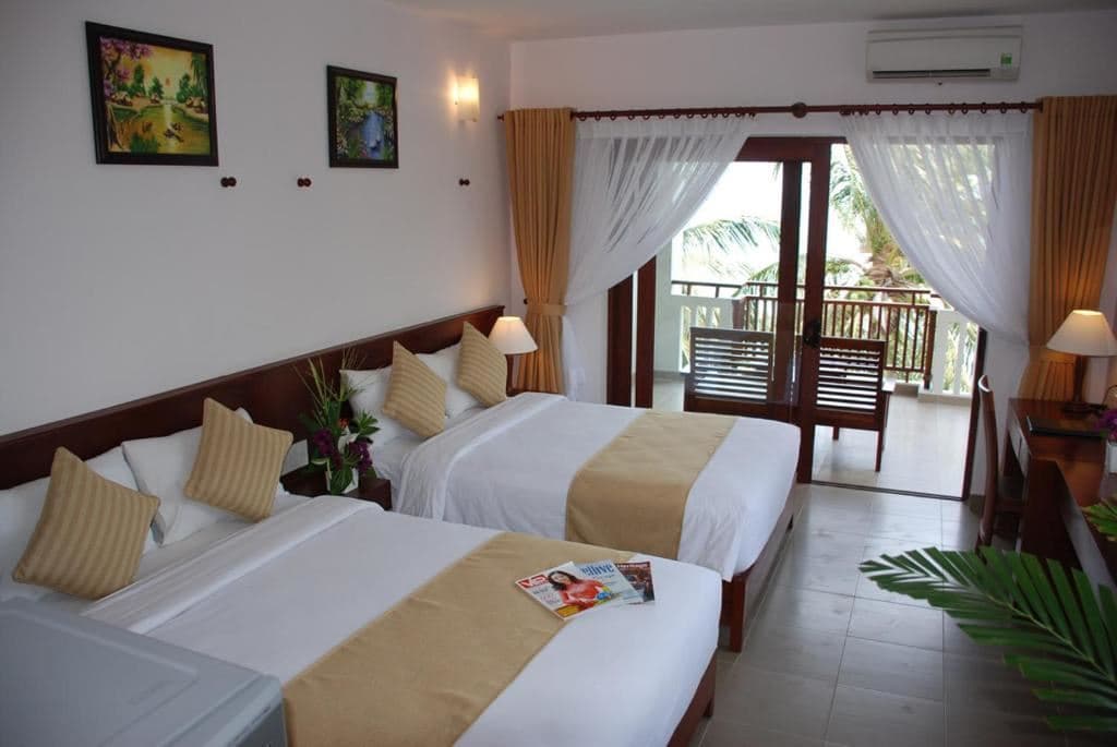 rooms-deluxe-pool-view-balcony