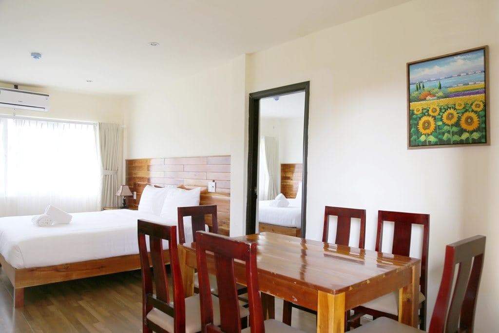 rooms-apartment-3-bedrooms-garden-view-balcony