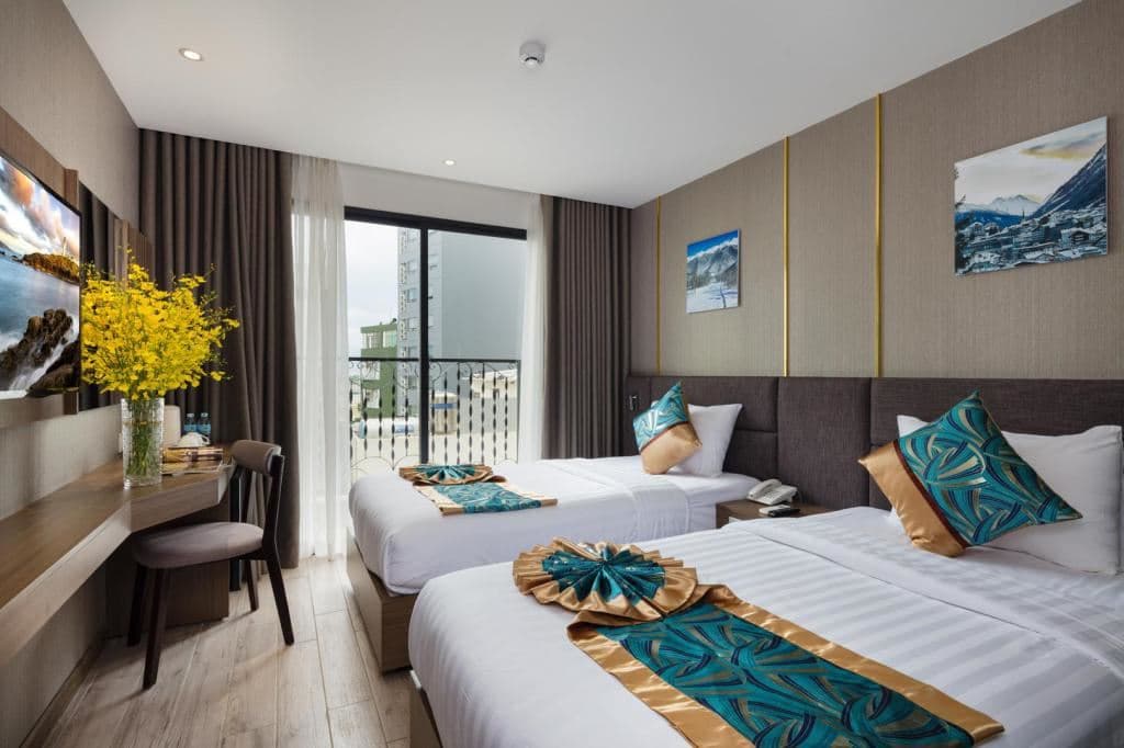 rooms-senior-deluxe-triple-balcony-no-extra-bed