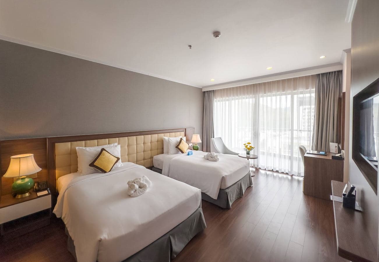 rooms-deluxe-twin-seaview-balcony