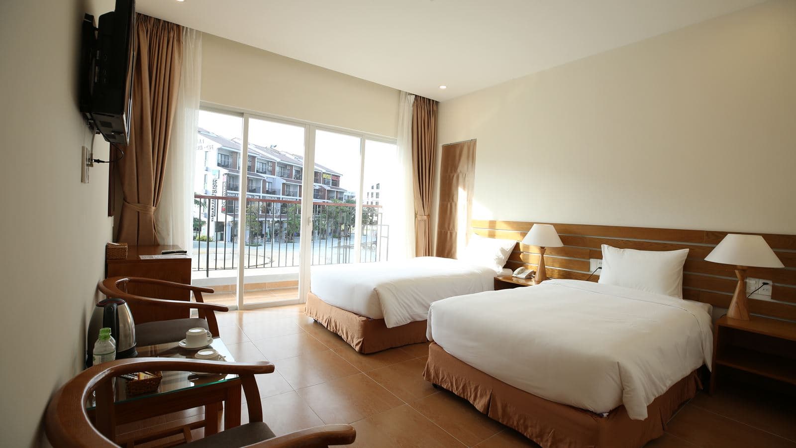 rooms-deluxe-room-with-balcony