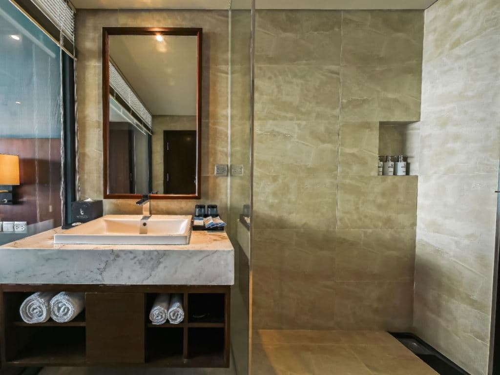 rooms-deluxe-ocean-view-with-balcony