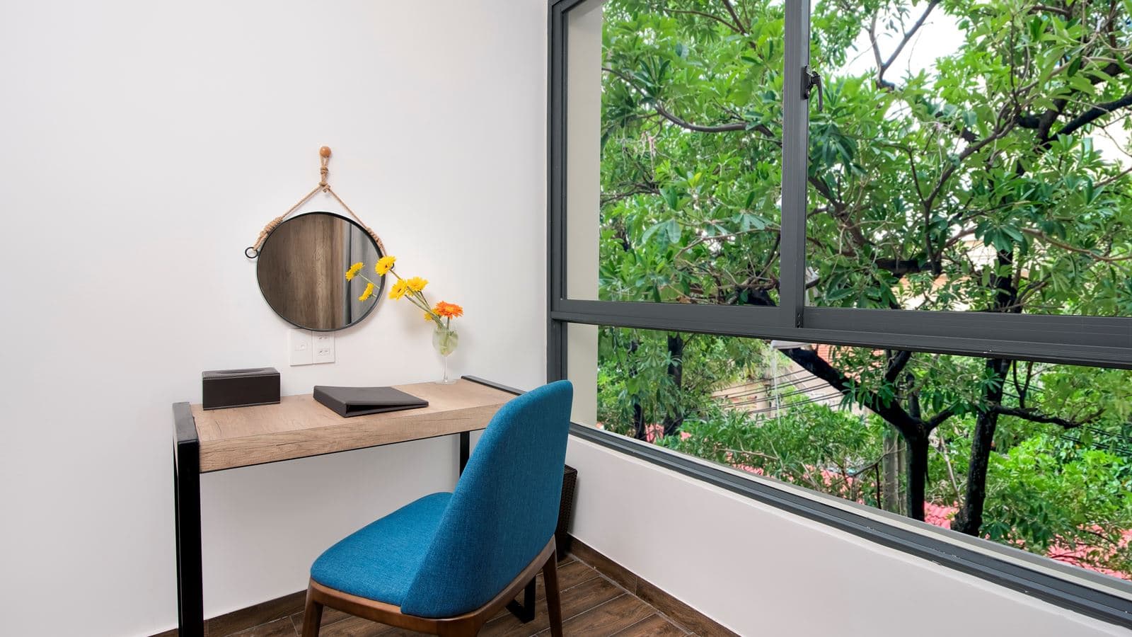 rooms-premier-deluxe-room-with-window