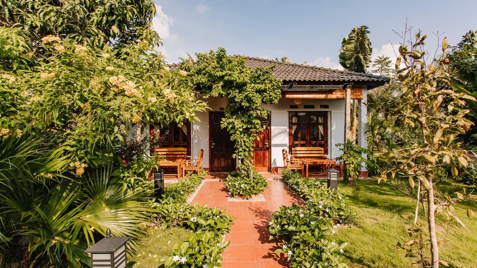 rooms-bungalow-pool-view