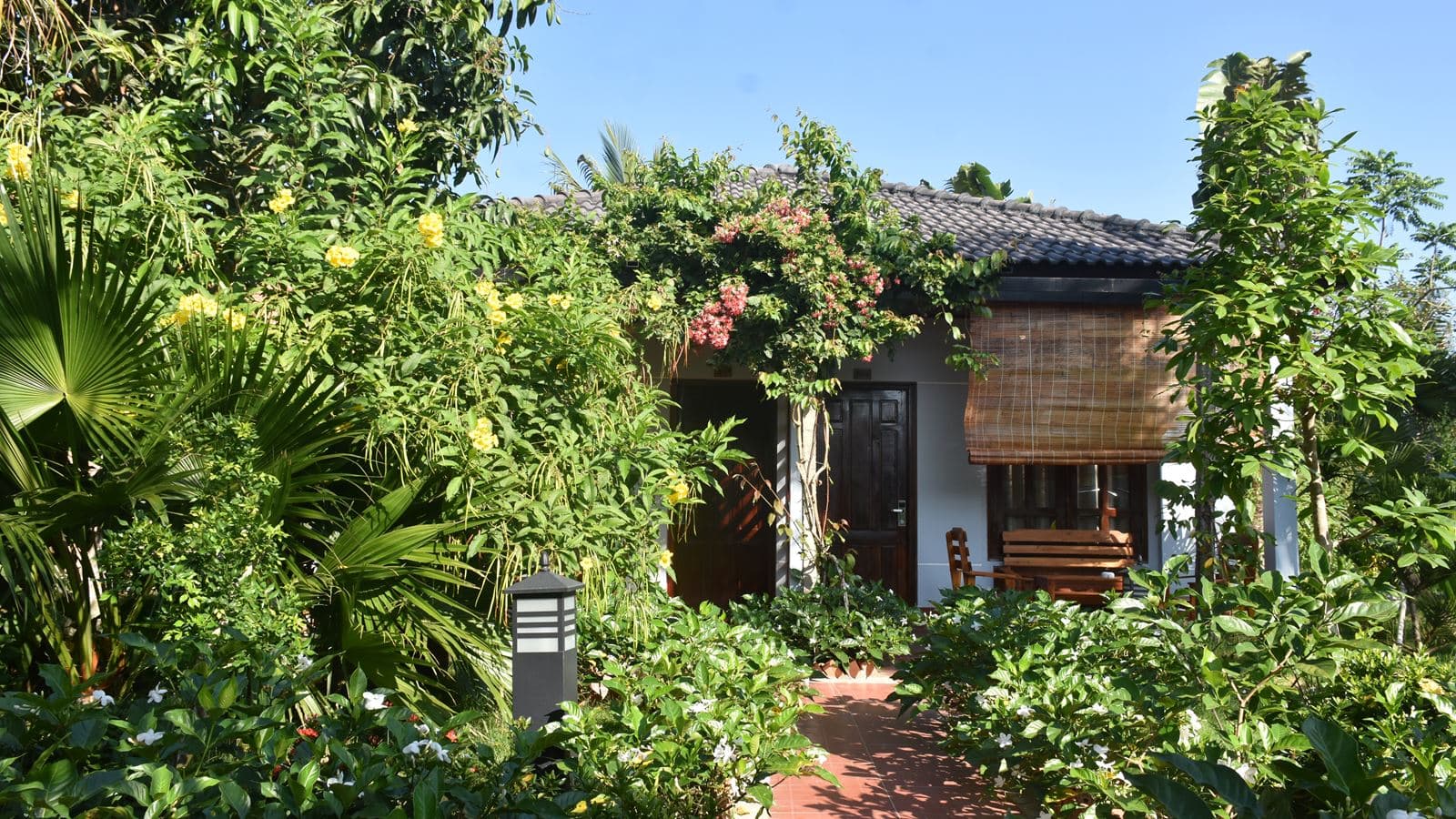 rooms-bungalow-pool-view