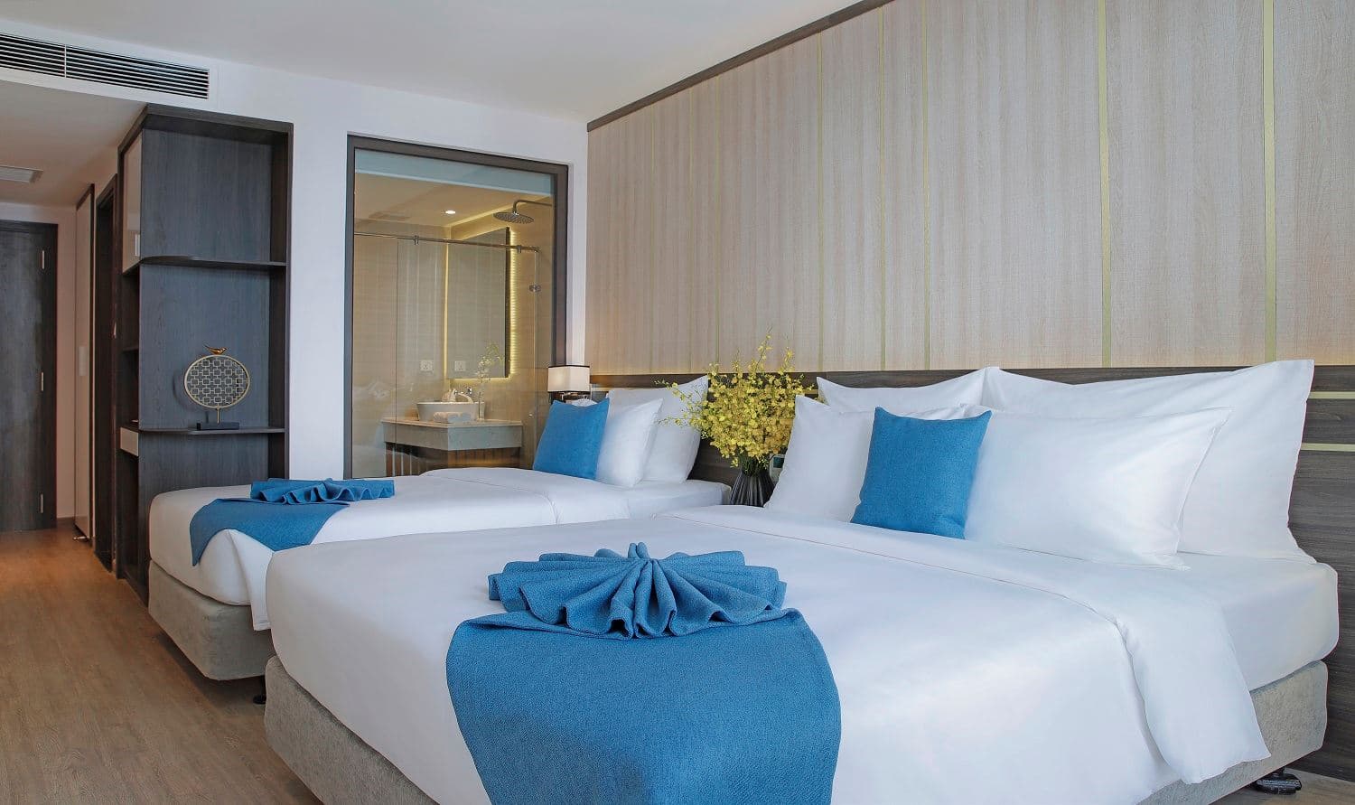 rooms-senior-deluxe-city-room-with-balcony