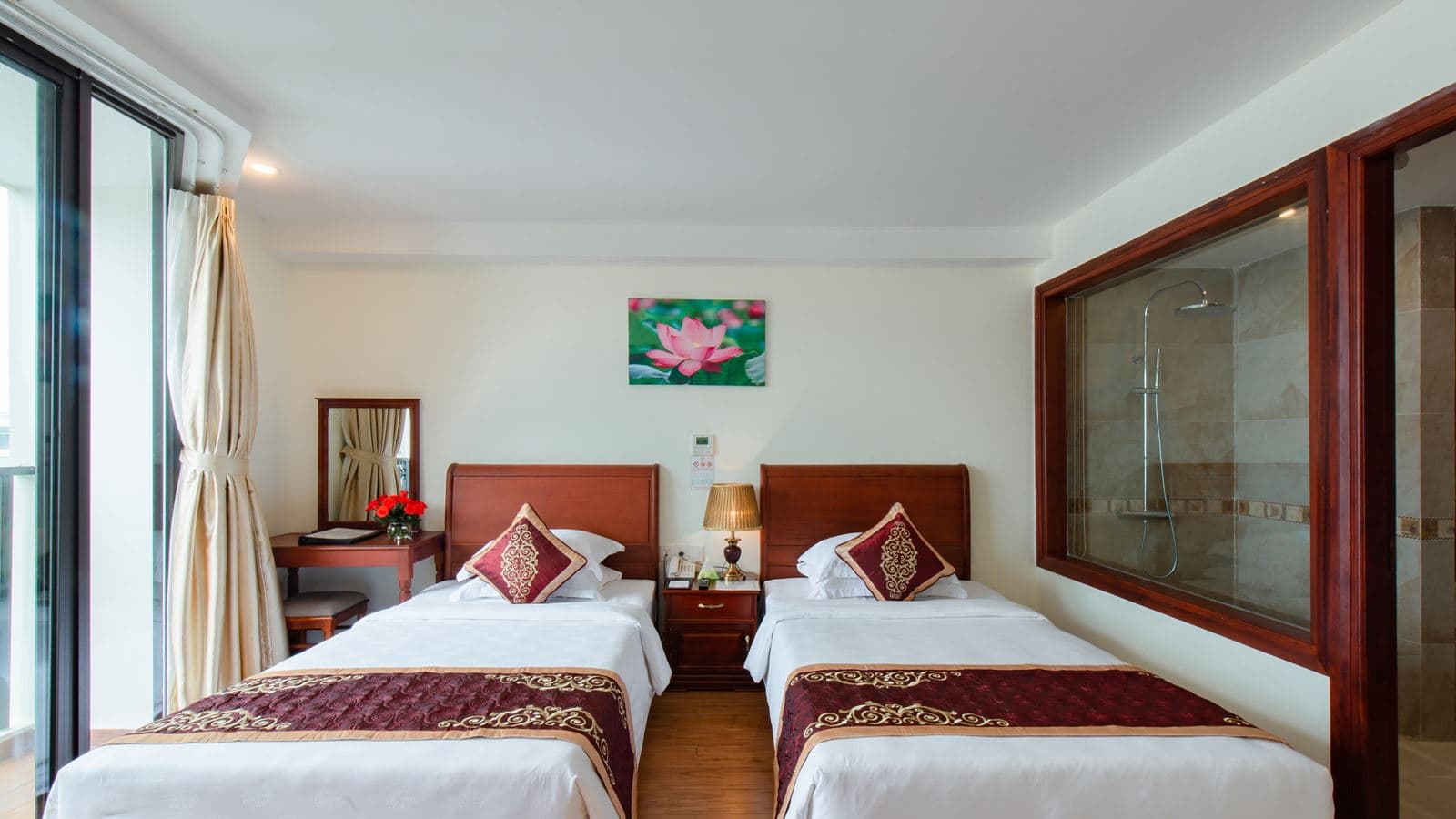 rooms-deluxe-balcony