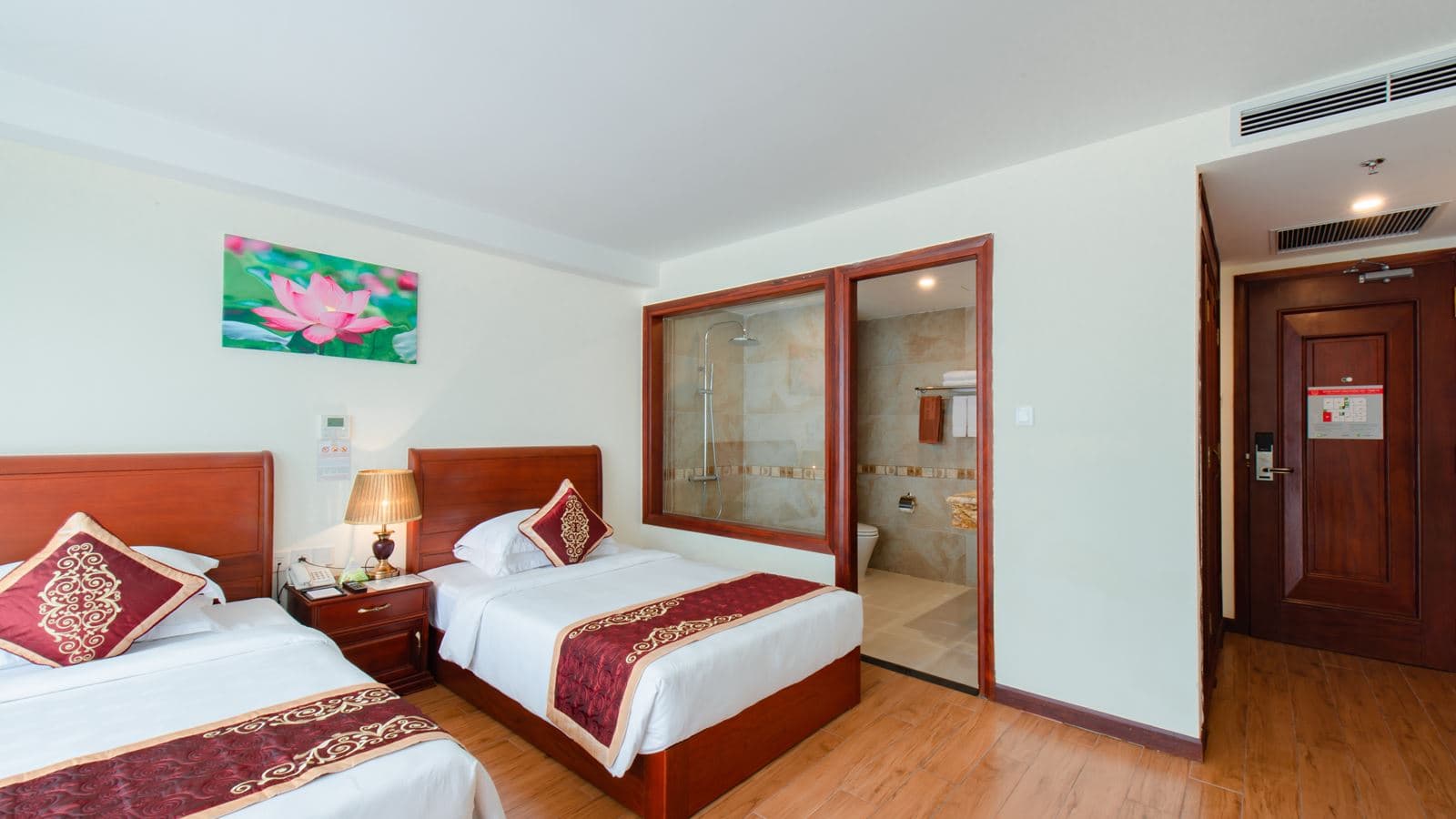 rooms-superior-balcony-city-view