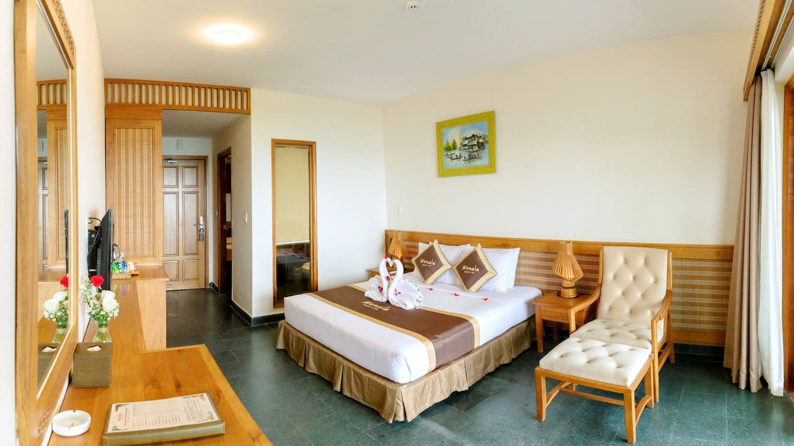 rooms-deluxe-gardenview-balcony