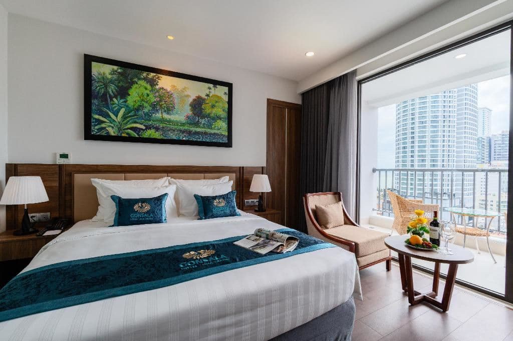 rooms-premier-city-view-with-balcony
