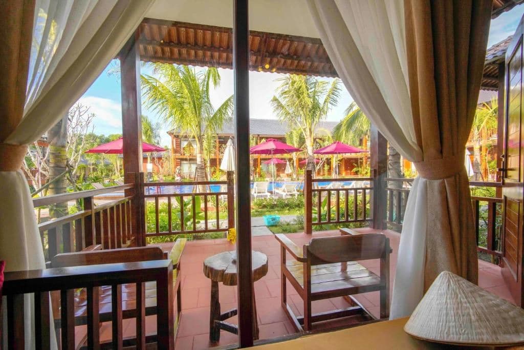 rooms-bungalow-pool-view