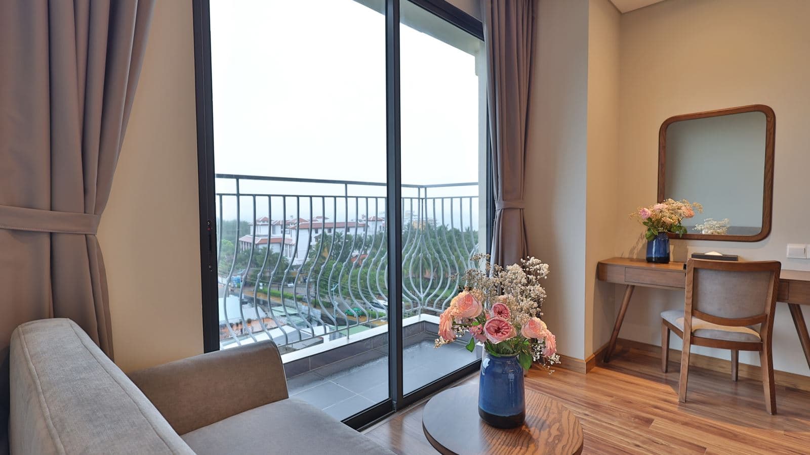 rooms-deluxe-seaview-with-balcony