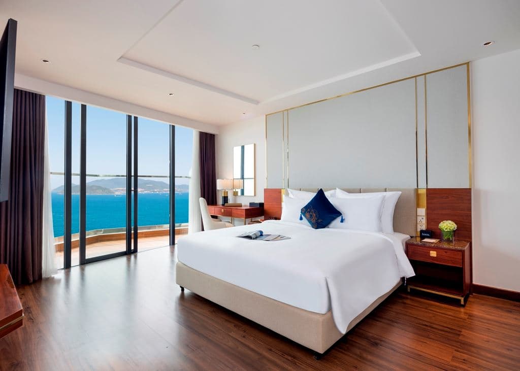 rooms-executive-oceanview-with-balcony