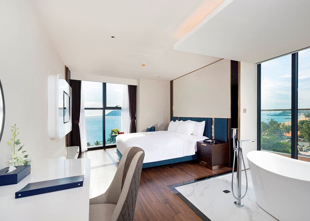 rooms-romatic-suite-oceanview-with-balcony