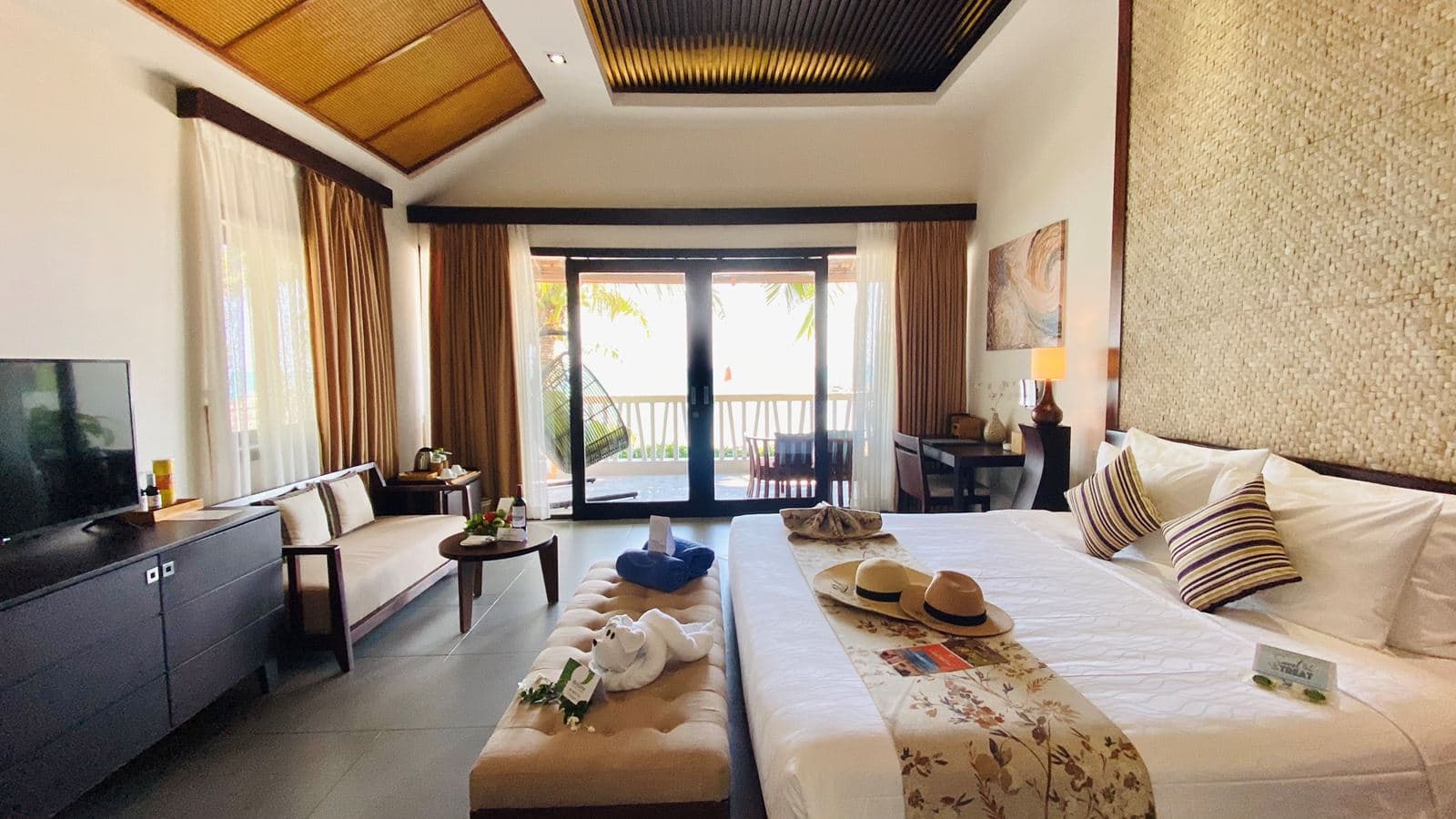 rooms-beachfront-bungalow