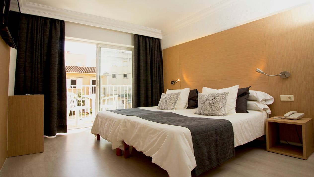 rooms-doble-standard-room-balcony-or-terrace