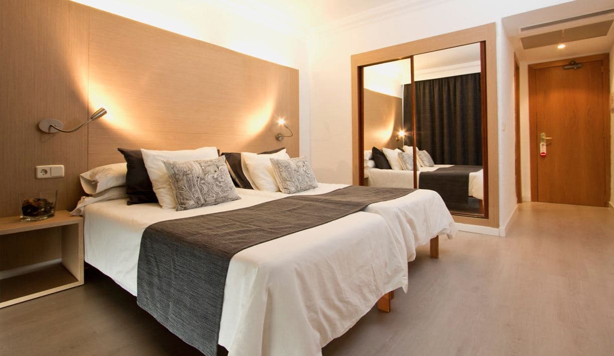 rooms-doble-standard-room-balcony-or-terrace