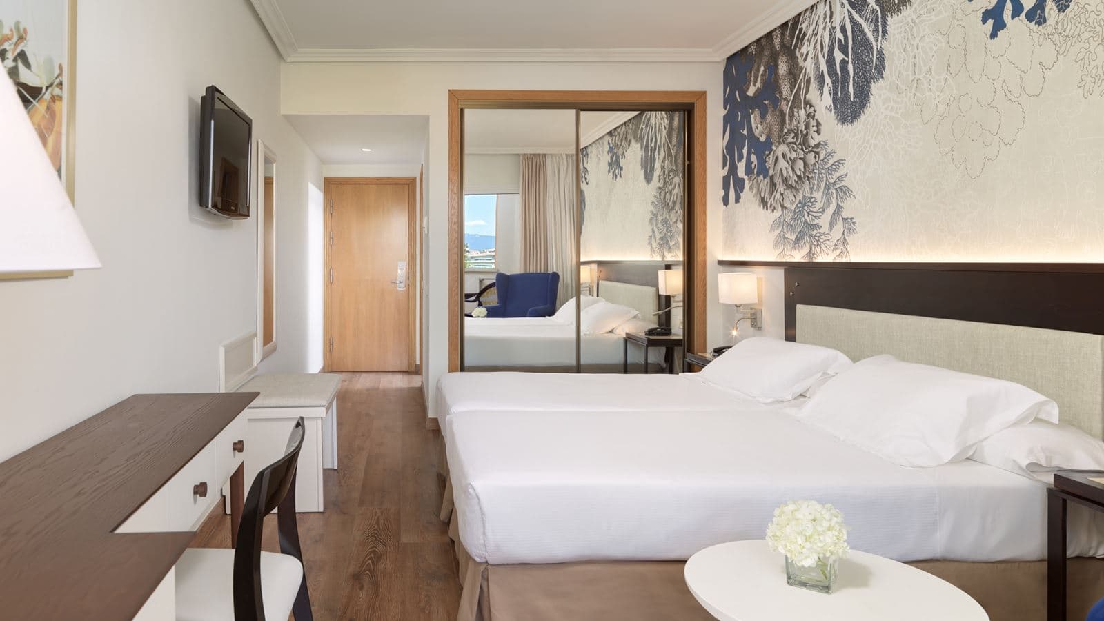 rooms-standard-room-pool-view