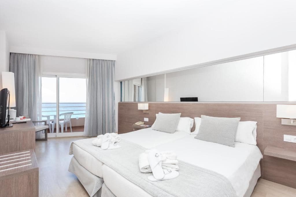 rooms-double-superior-room-sea-view-balcony