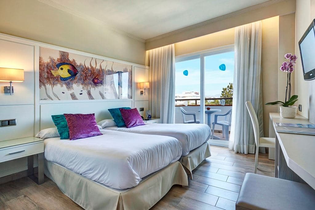rooms-double-standard-room-lateral-sea-view-balcony-or-terrace