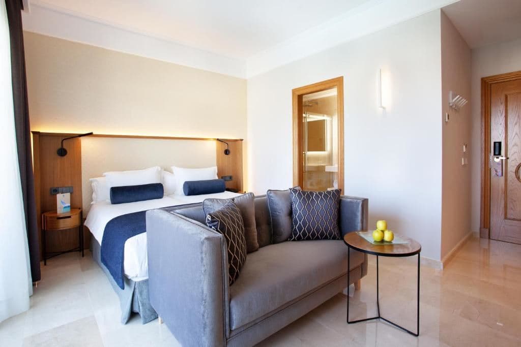 rooms-suite-swimming-pool-view-balcony