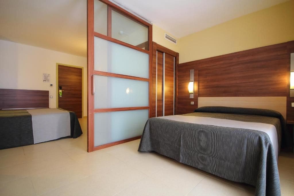 rooms-family-room-quadruple-with-balcony