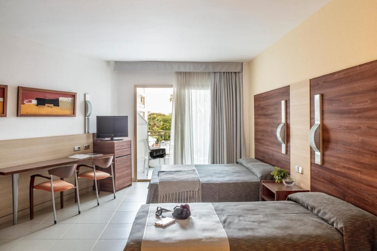 rooms-premium-quadruple-room-with-balcony