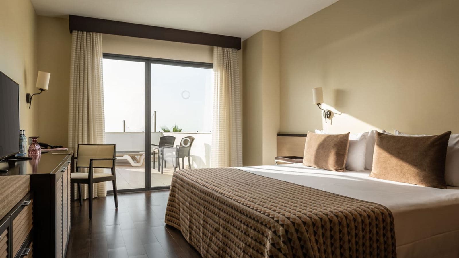rooms-double-club-with-balcony-or-terrace
