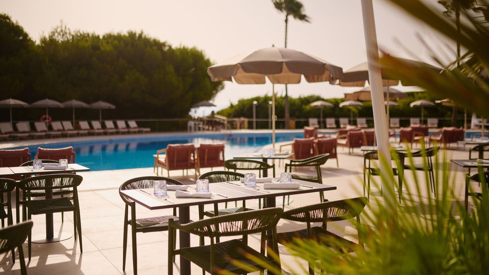 restaurants-pool-club